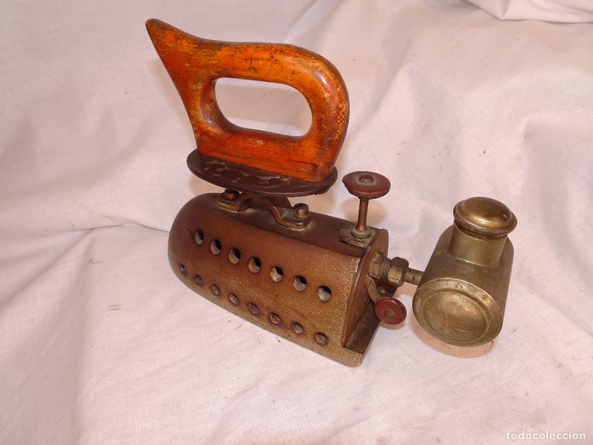 Antig&uuml;edades: Plancha antigua con deposito. - Foto 1