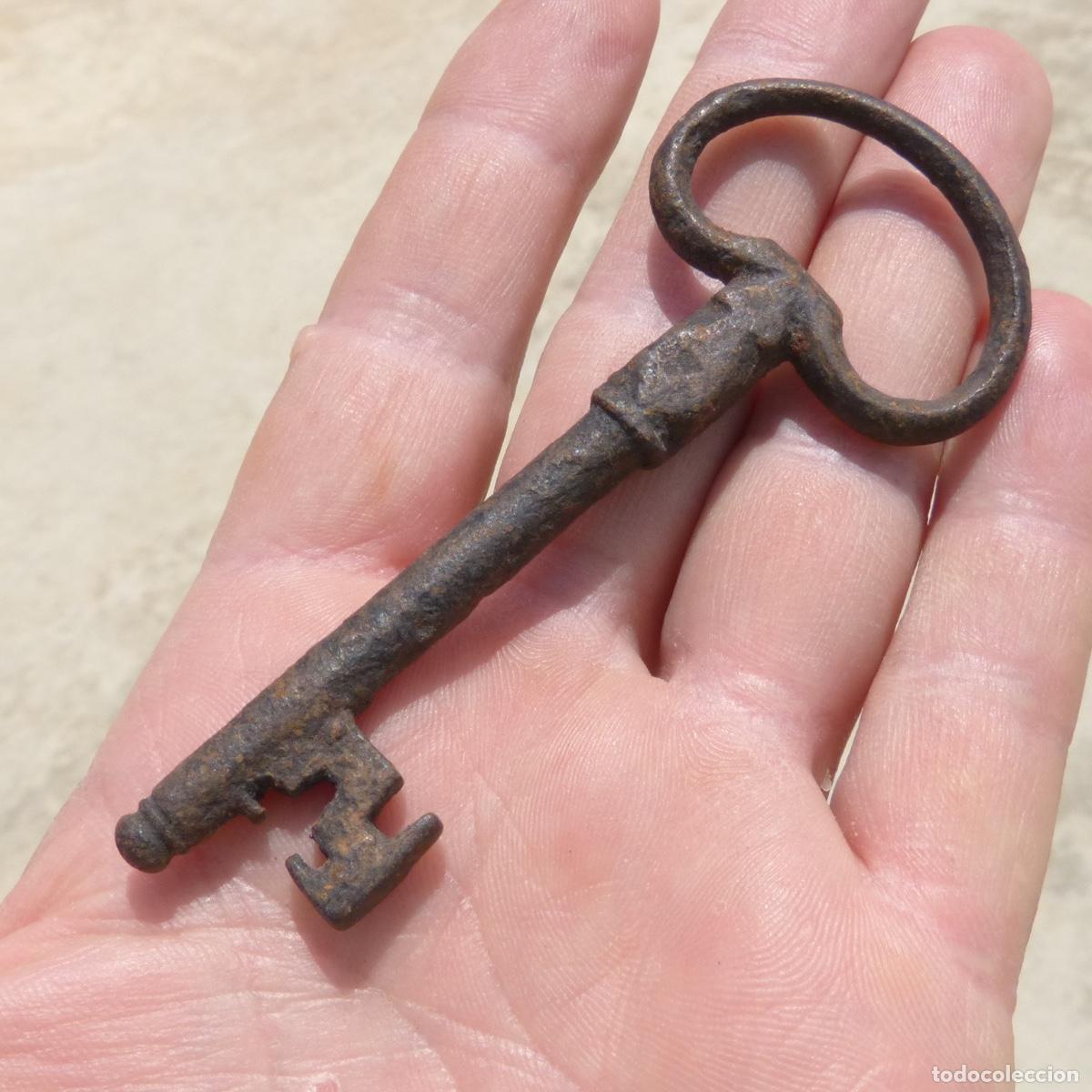 Antig&uuml;edades: Antigua llave gotica de forja, 31gr, 9,3cm - Foto 1