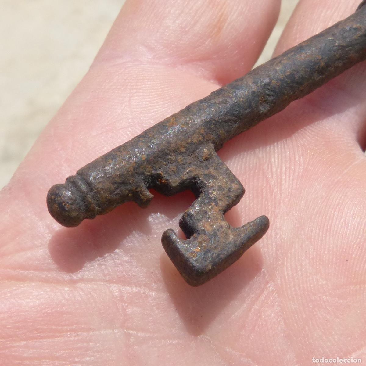 Antig&uuml;edades: Antigua llave gotica de forja, 31gr, 9,3cm - Foto 2