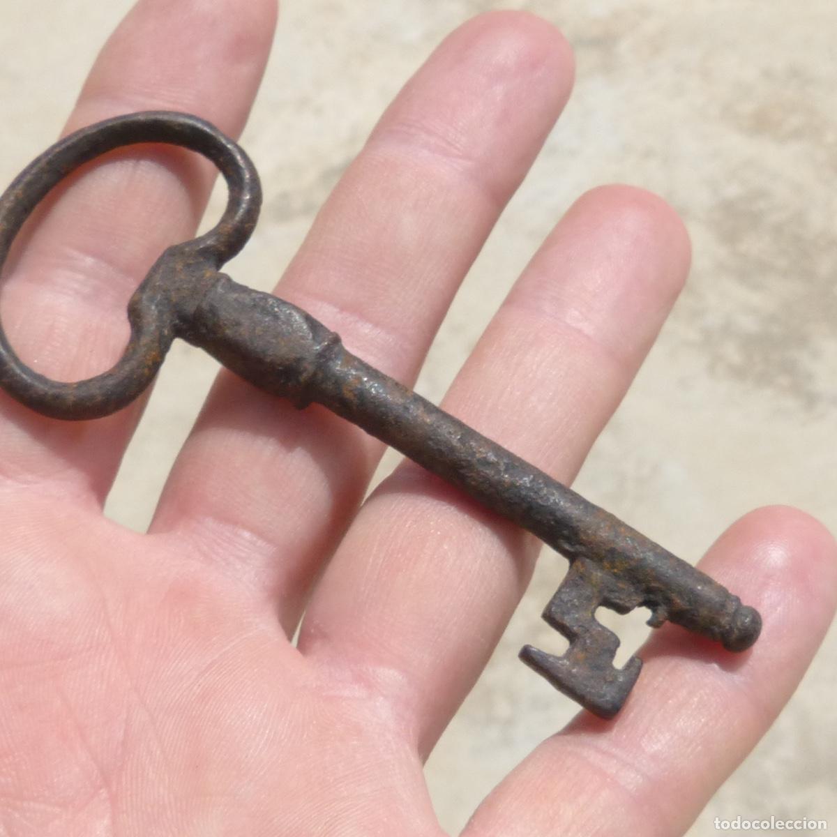 Antig&uuml;edades: Antigua llave gotica de forja, 31gr, 9,3cm - Foto 3