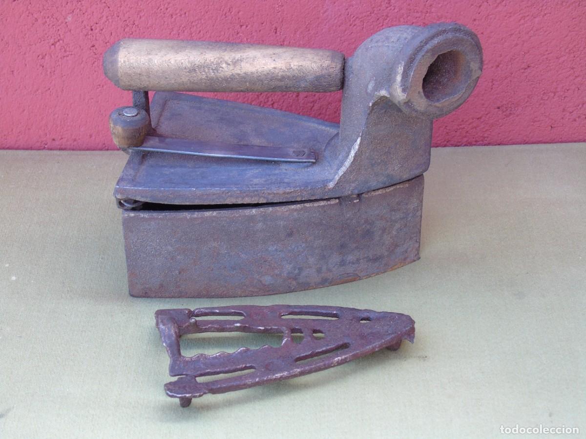 Antig&uuml;edades: ANTIGUA PLANCHA DE CHIMENEA, HIERRO Y MANGO MADERA - Foto 1