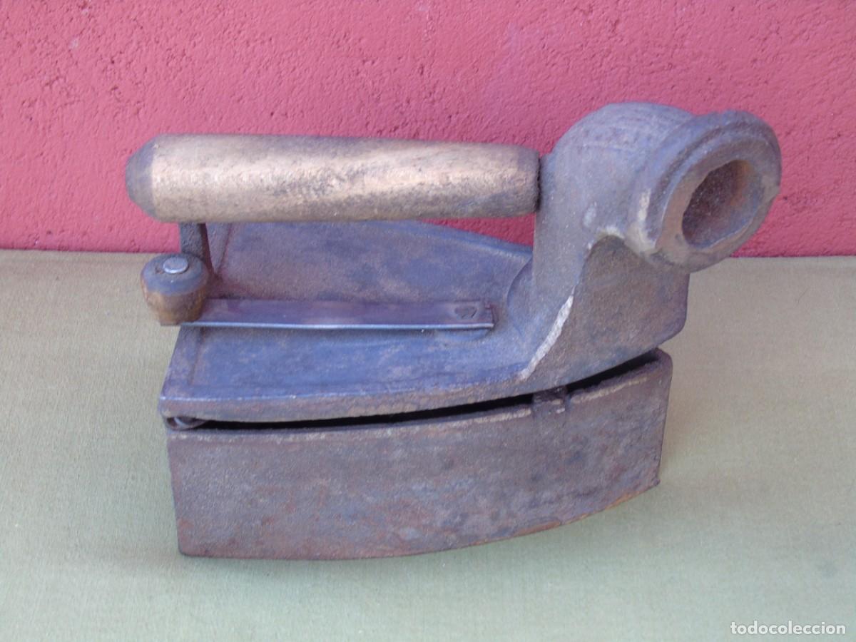 Antig&uuml;edades: ANTIGUA PLANCHA DE CHIMENEA, HIERRO Y MANGO MADERA - Foto 3