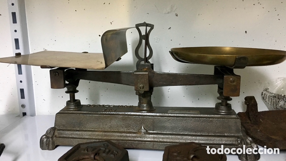 Antig&uuml;edades: Balanza de 2 platos. A&ntilde;os 40. - Foto 1