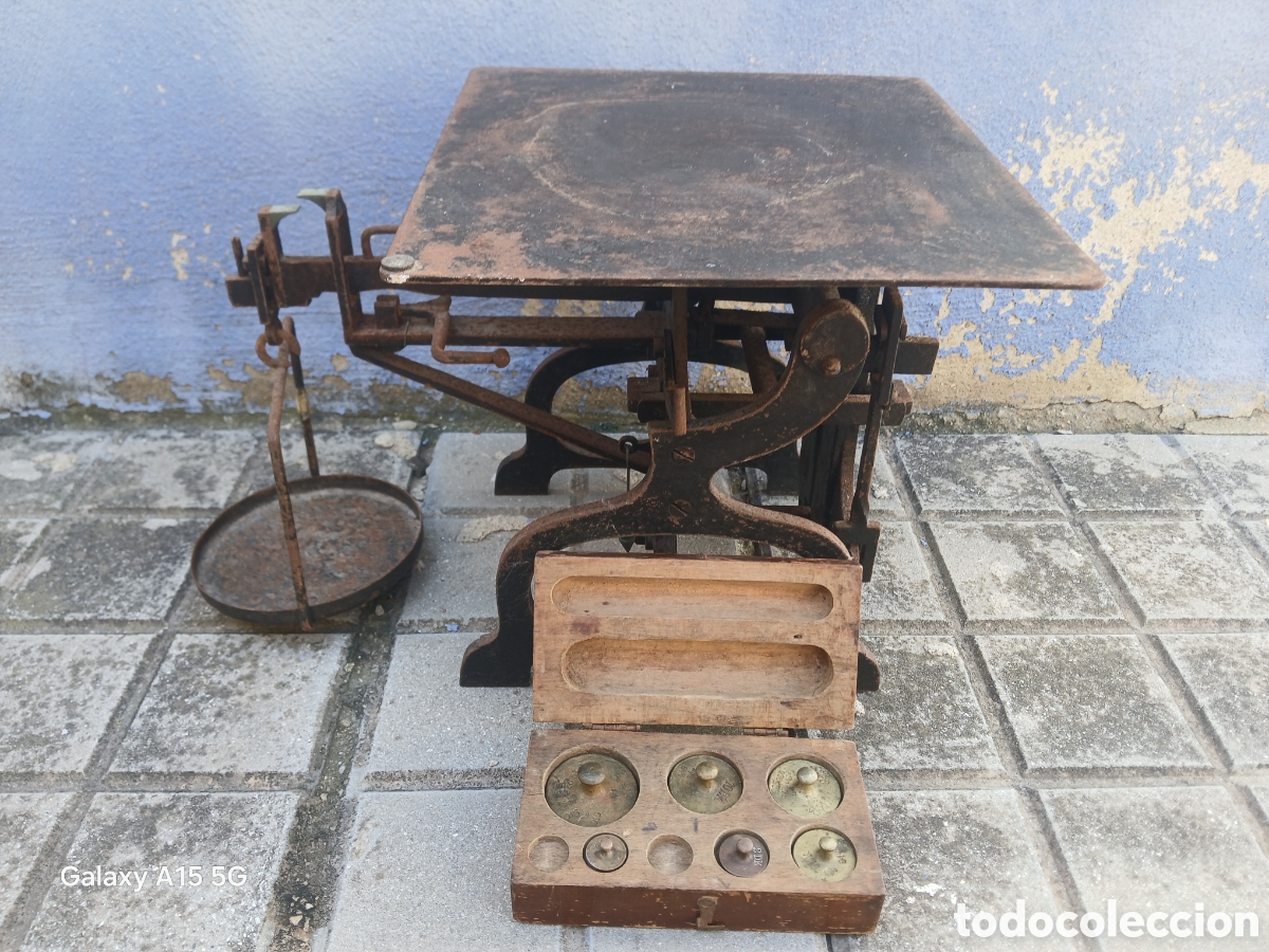 Antig&uuml;edades: ANTIGUA BASCULA CON JUEGO DE PESAS. - Foto 1
