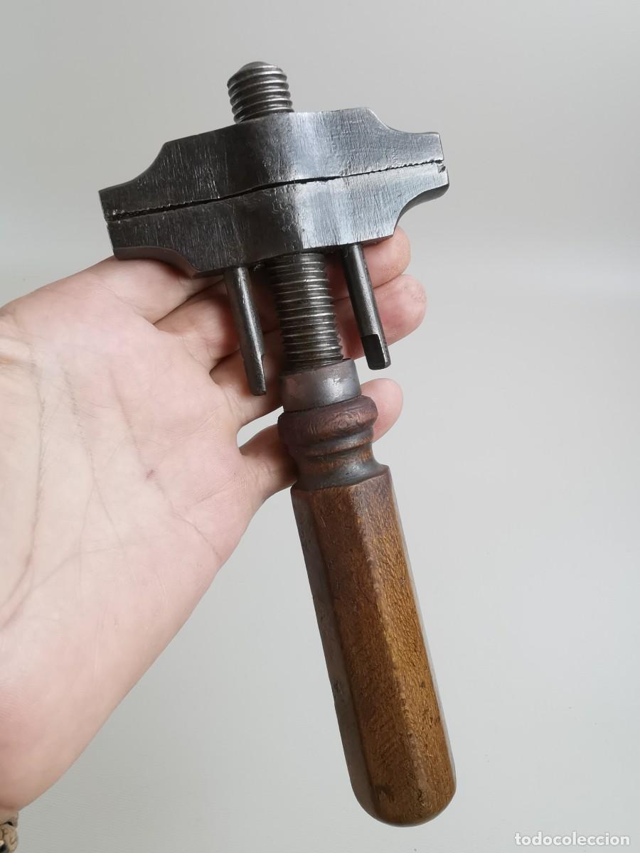 Antig&uuml;edades: LLAVE INGLESA MULTIUSOS MARTILLO - MANGO EN MADERA - Foto 2