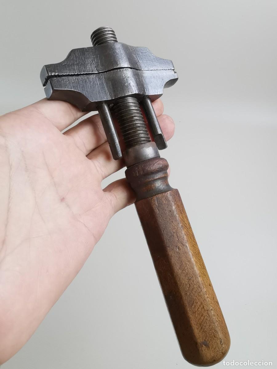 Antig&uuml;edades: LLAVE INGLESA MULTIUSOS MARTILLO - MANGO EN MADERA - Foto 3