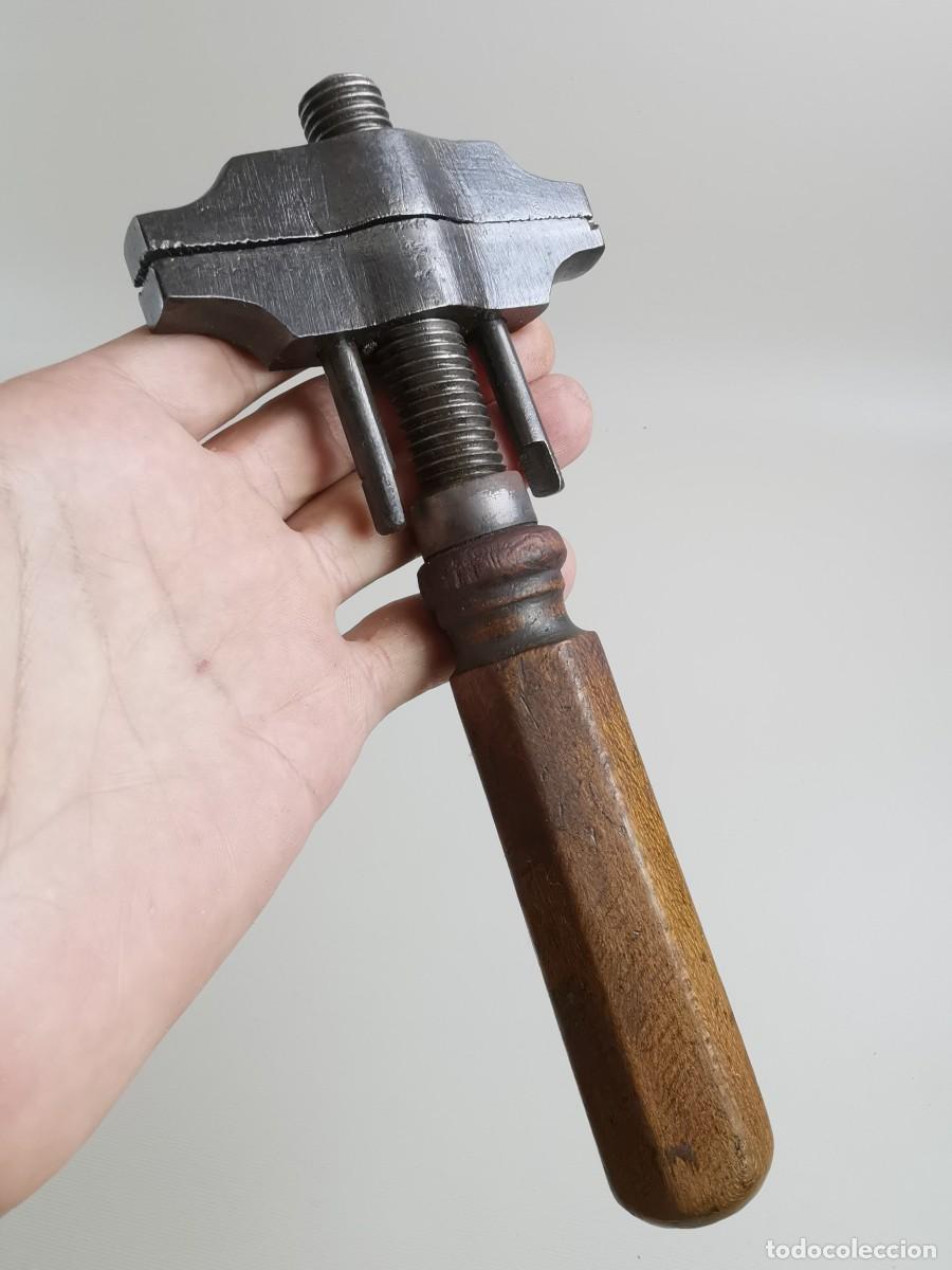 Antig&uuml;edades: LLAVE INGLESA MULTIUSOS MARTILLO - MANGO EN MADERA - Foto 4