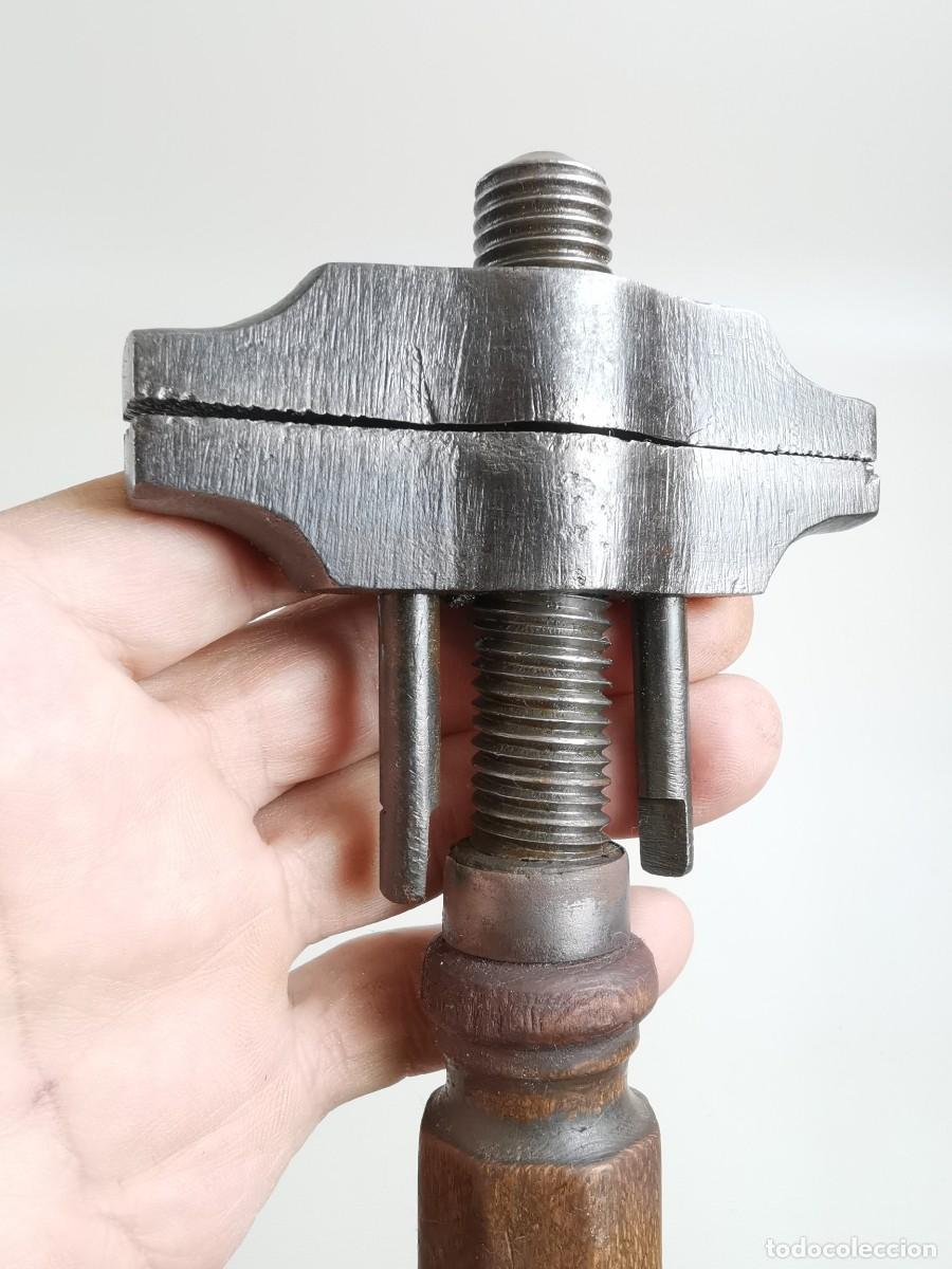 Antig&uuml;edades: LLAVE INGLESA MULTIUSOS MARTILLO - MANGO EN MADERA - Foto 5