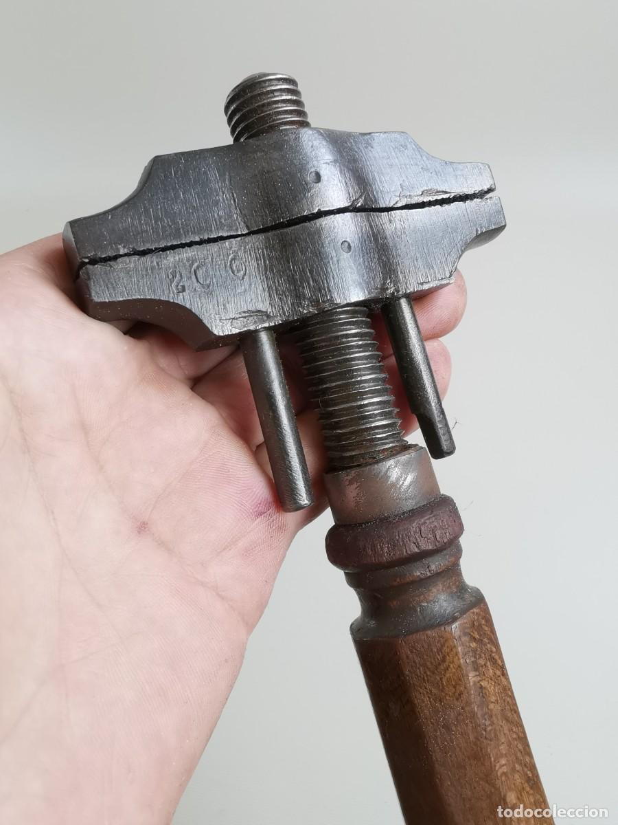 Antig&uuml;edades: LLAVE INGLESA MULTIUSOS MARTILLO - MANGO EN MADERA - Foto 17