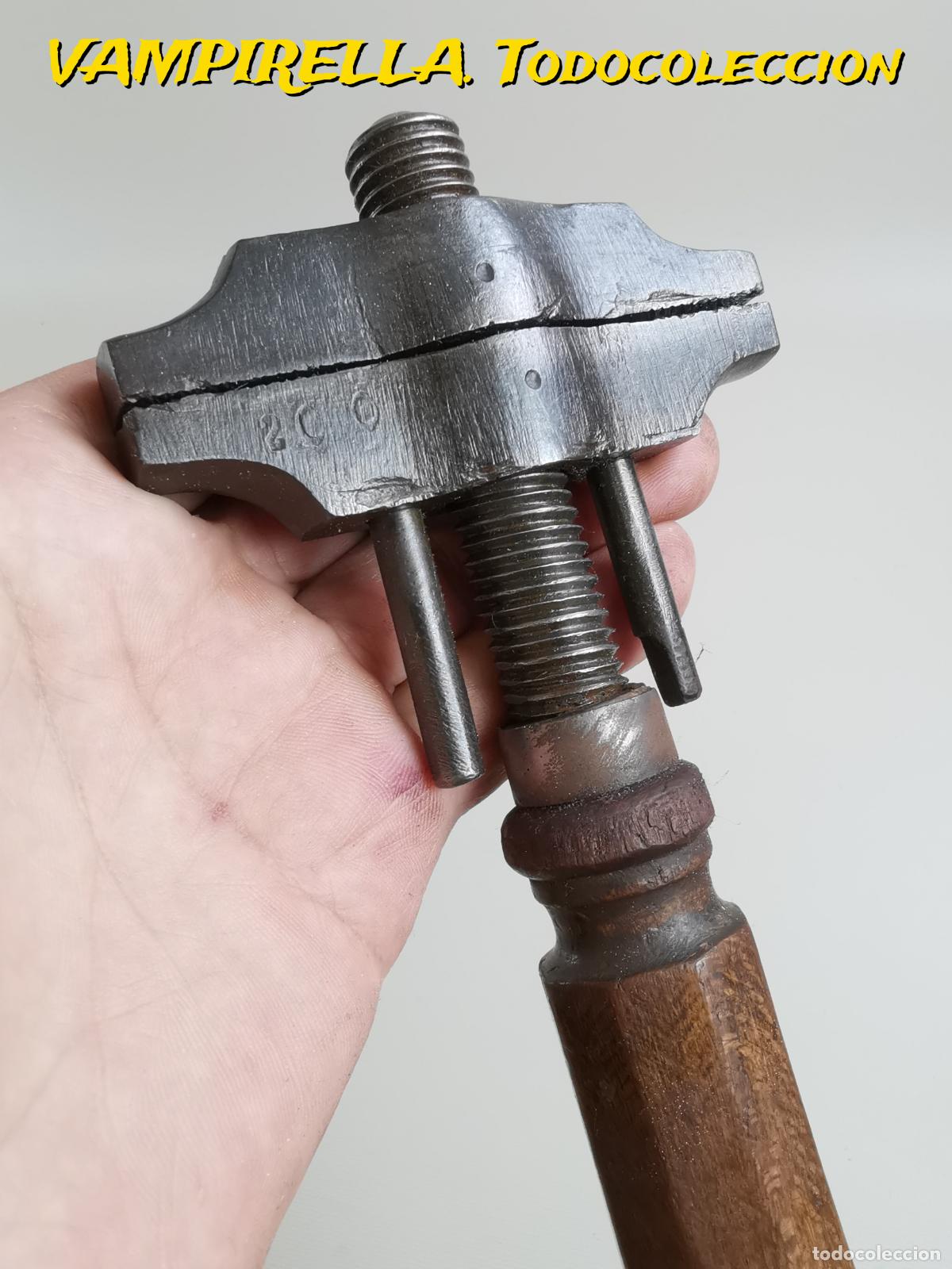 Antig&uuml;edades: LLAVE INGLESA MULTIUSOS MARTILLO - MANGO EN MADERA - Foto 1