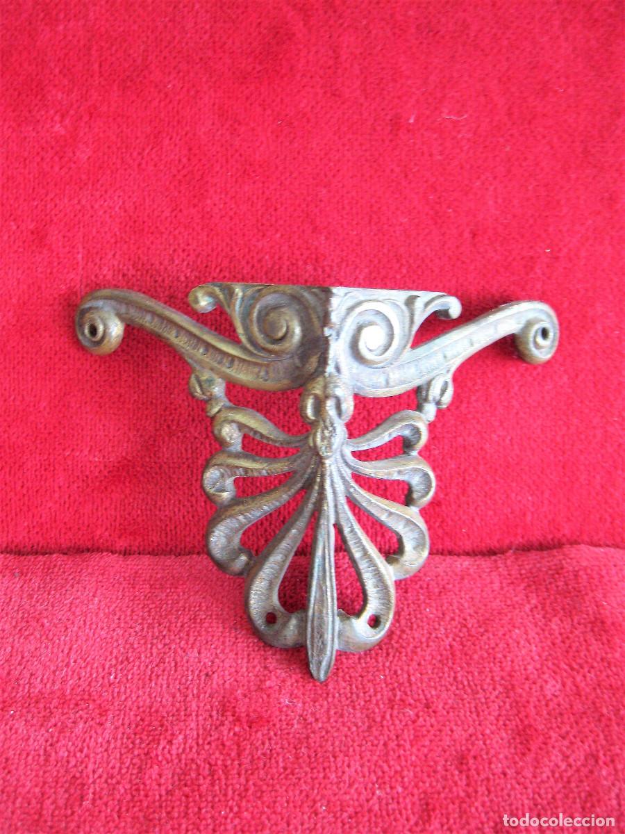 Antig&uuml;edades: EMBELLECEDOR DE BRONCE EN ESQUINA PARA RESTAURAR MUEBLE - Foto 2