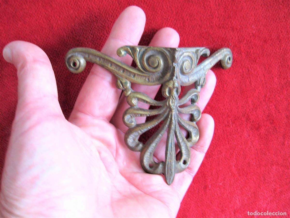 Antig&uuml;edades: EMBELLECEDOR DE BRONCE EN ESQUINA PARA RESTAURAR MUEBLE - Foto 4