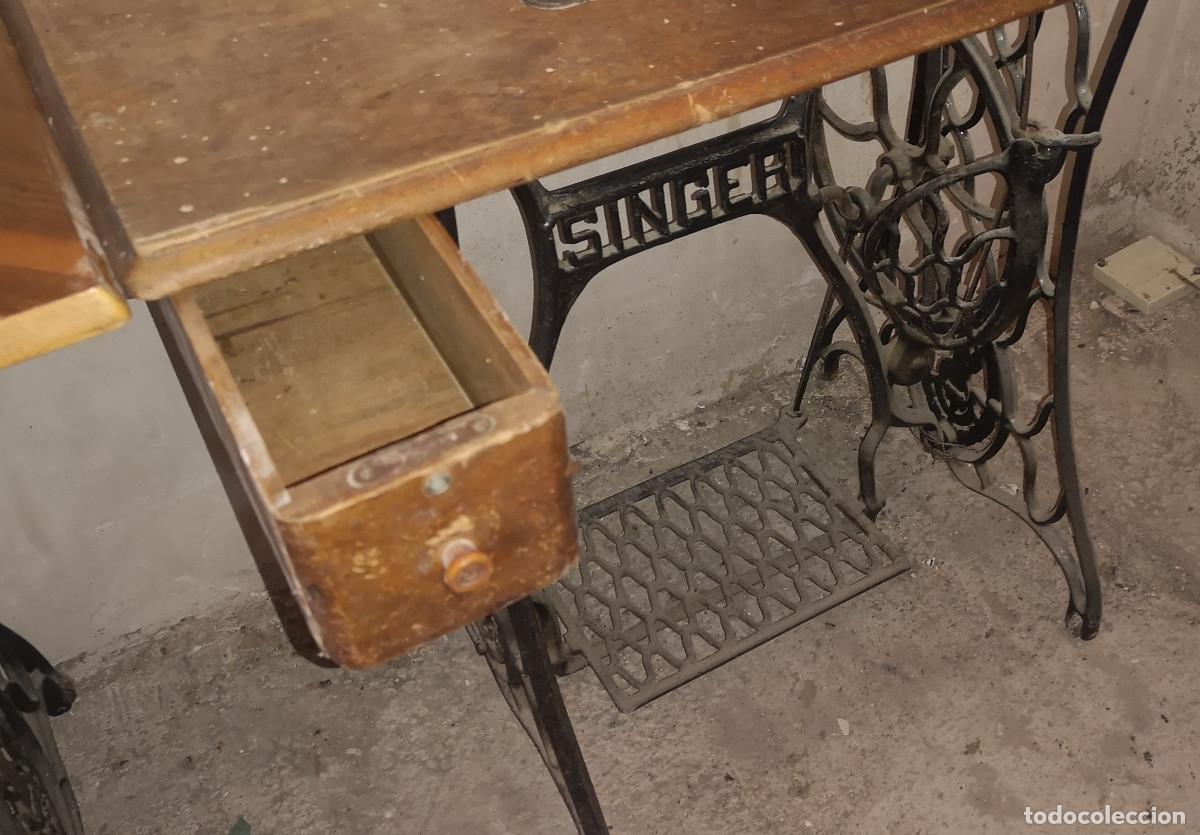 Antig&uuml;edades: MAQUINA DE COSER SINGER, CON MUEBLE Y PIE - Foto 4