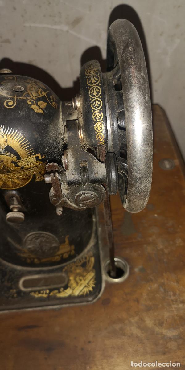Antig&uuml;edades: MAQUINA DE COSER SINGER, CON MUEBLE Y PIE - Foto 5