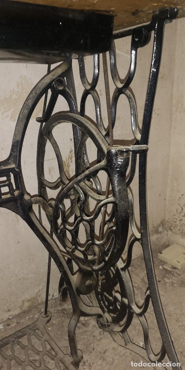 Antig&uuml;edades: MAQUINA DE COSER SINGER, CON MUEBLE Y PIE - Foto 6
