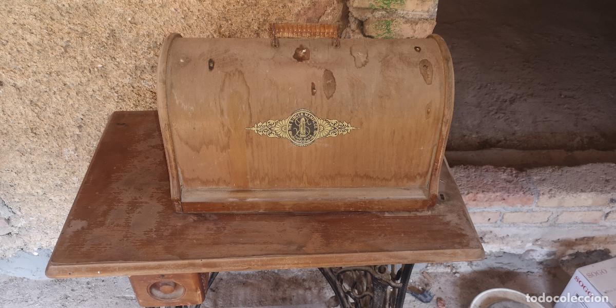 Antig&uuml;edades: MAQUINA DE COSER SINGER, CON MUEBLE Y PIE - Foto 1