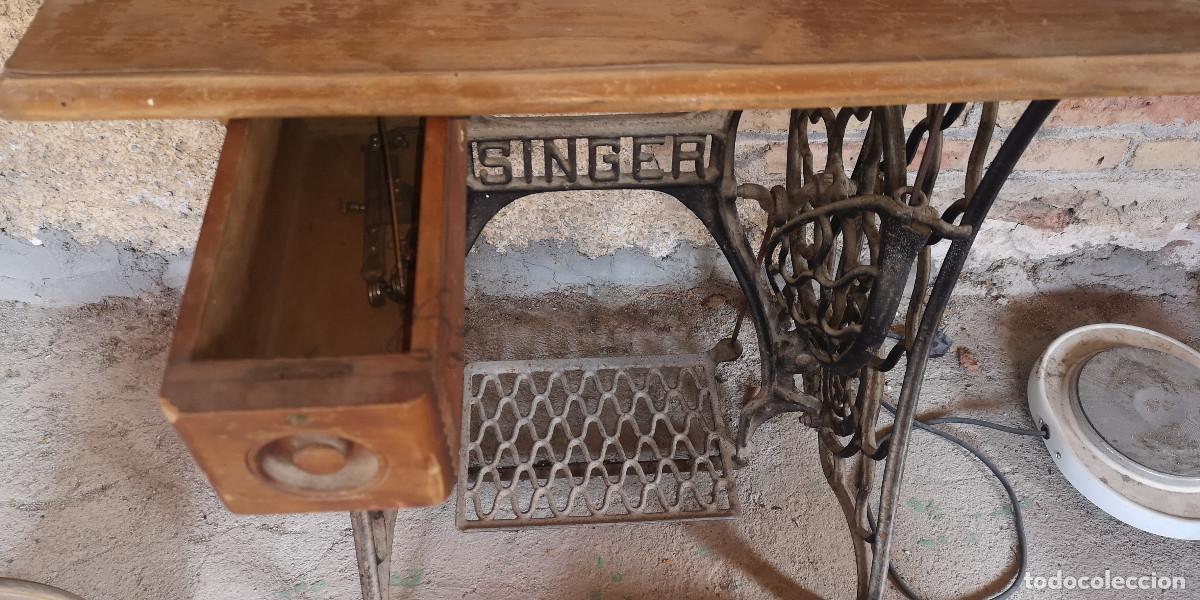 Antig&uuml;edades: MAQUINA DE COSER SINGER, CON MUEBLE Y PIE - Foto 5