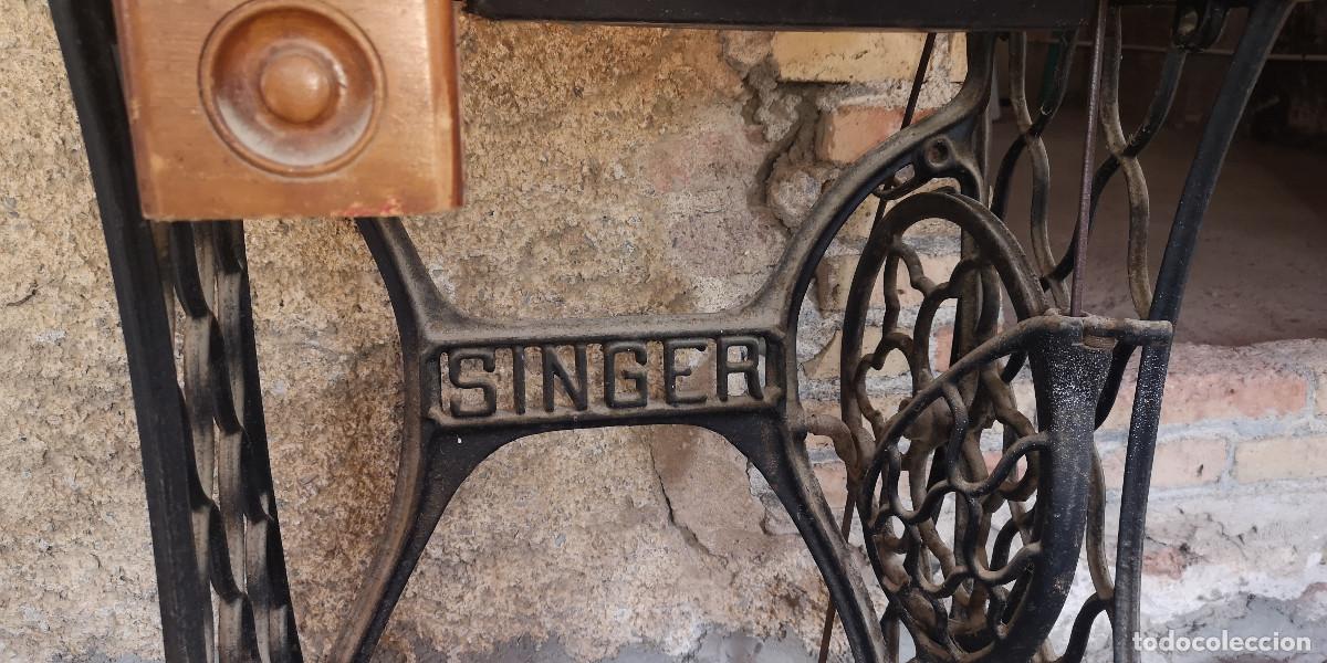 Antig&uuml;edades: MAQUINA DE COSER SINGER, CON MUEBLE Y PIE - Foto 7