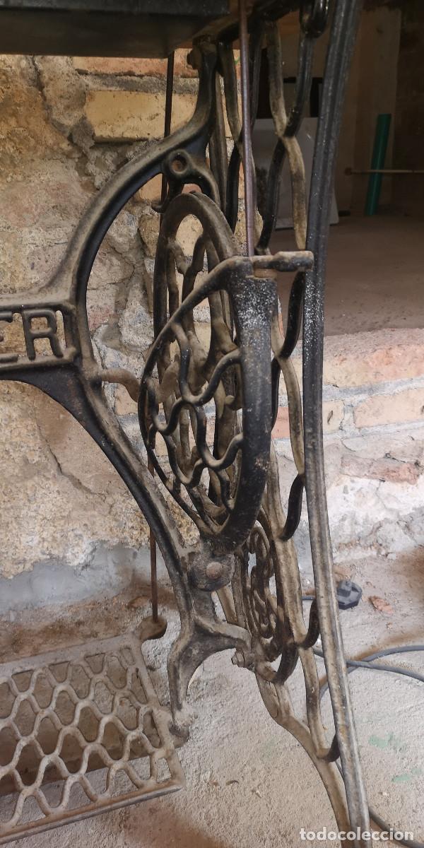 Antig&uuml;edades: MAQUINA DE COSER SINGER, CON MUEBLE Y PIE - Foto 8