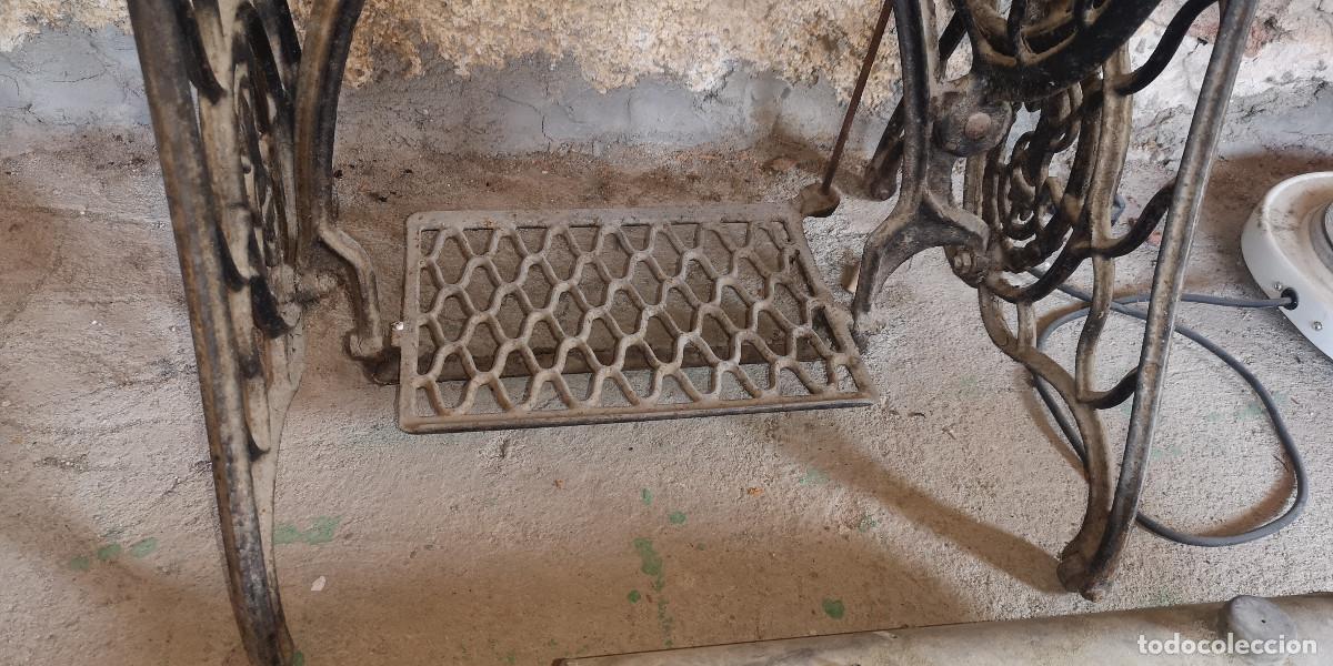 Antig&uuml;edades: MAQUINA DE COSER SINGER, CON MUEBLE Y PIE - Foto 9