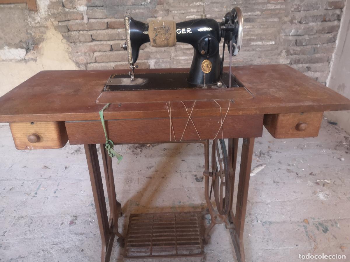 Antig&uuml;edades: MAQUINA DE COSER SINGER, CON MUEBLE Y PIE - Foto 1