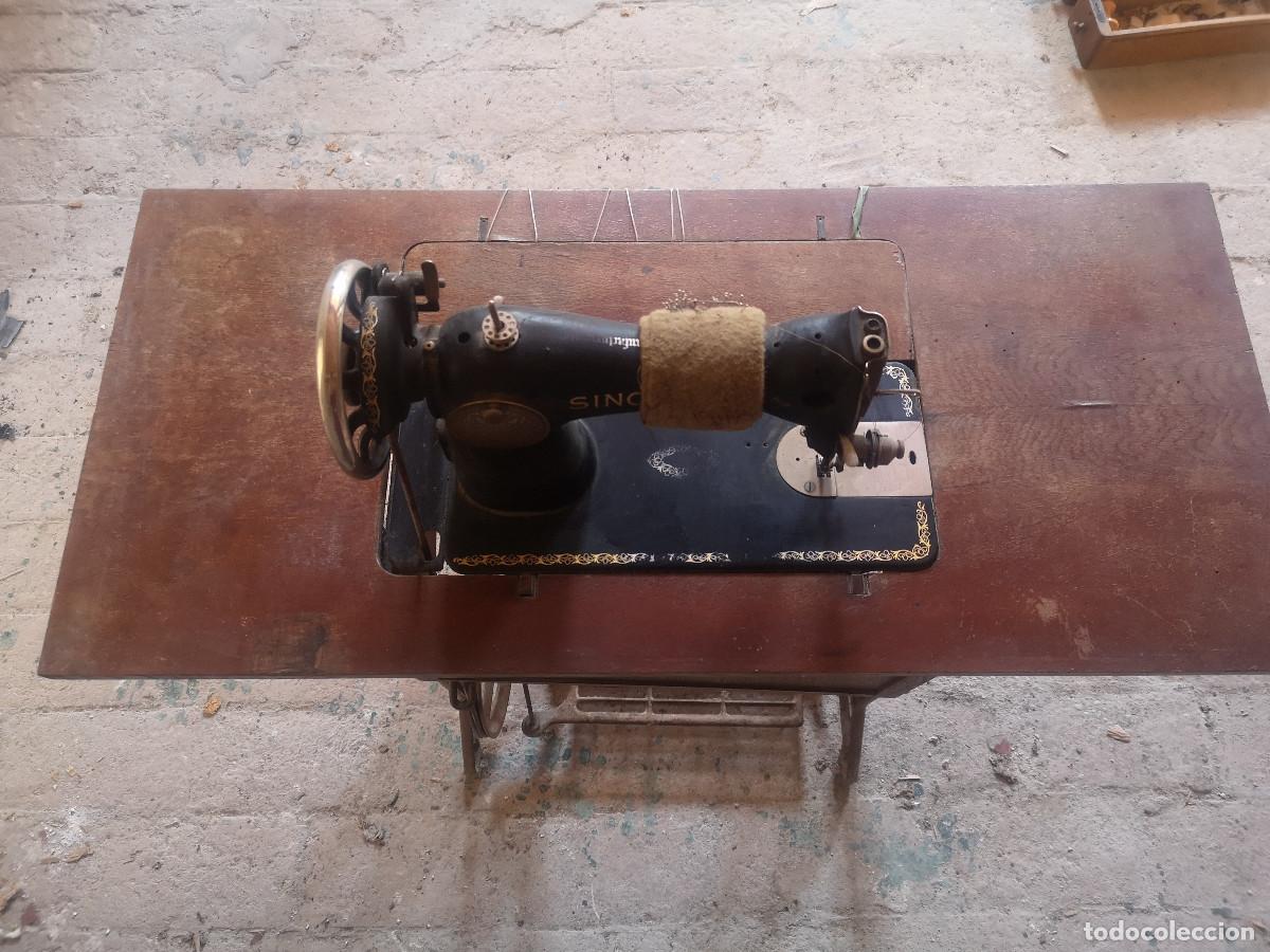 Antig&uuml;edades: MAQUINA DE COSER SINGER, CON MUEBLE Y PIE - Foto 2