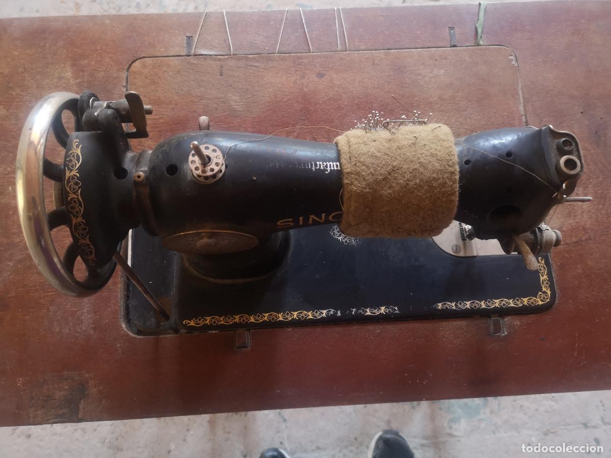 Antig&uuml;edades: MAQUINA DE COSER SINGER, CON MUEBLE Y PIE - Foto 3