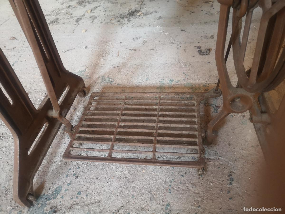 Antig&uuml;edades: MAQUINA DE COSER SINGER, CON MUEBLE Y PIE - Foto 7
