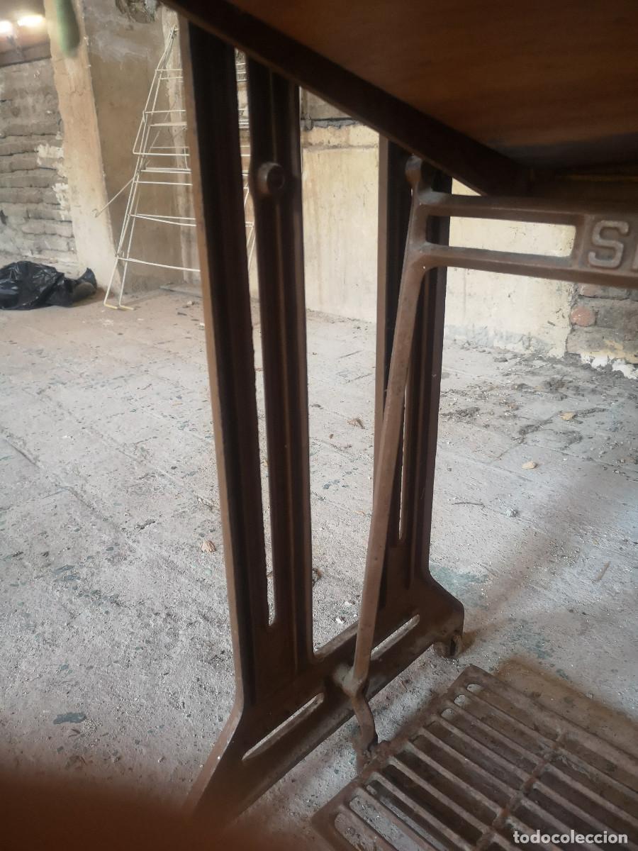 Antig&uuml;edades: MAQUINA DE COSER SINGER, CON MUEBLE Y PIE - Foto 8