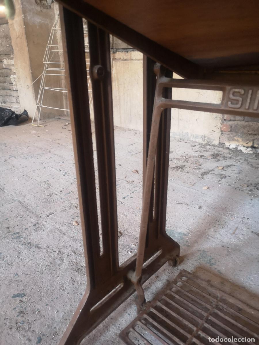 Antig&uuml;edades: MAQUINA DE COSER SINGER, CON MUEBLE Y PIE - Foto 9
