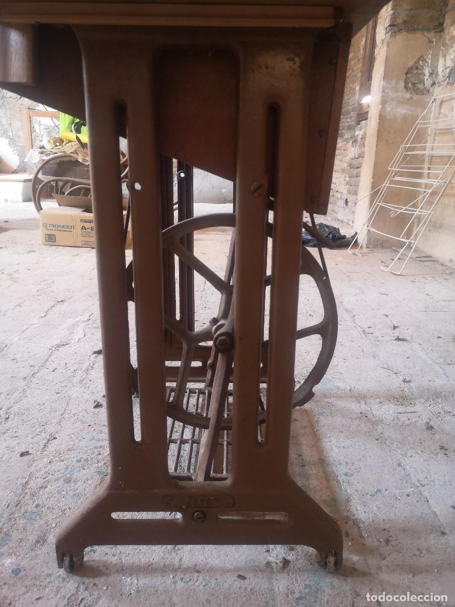Antig&uuml;edades: MAQUINA DE COSER SINGER, CON MUEBLE Y PIE - Foto 10
