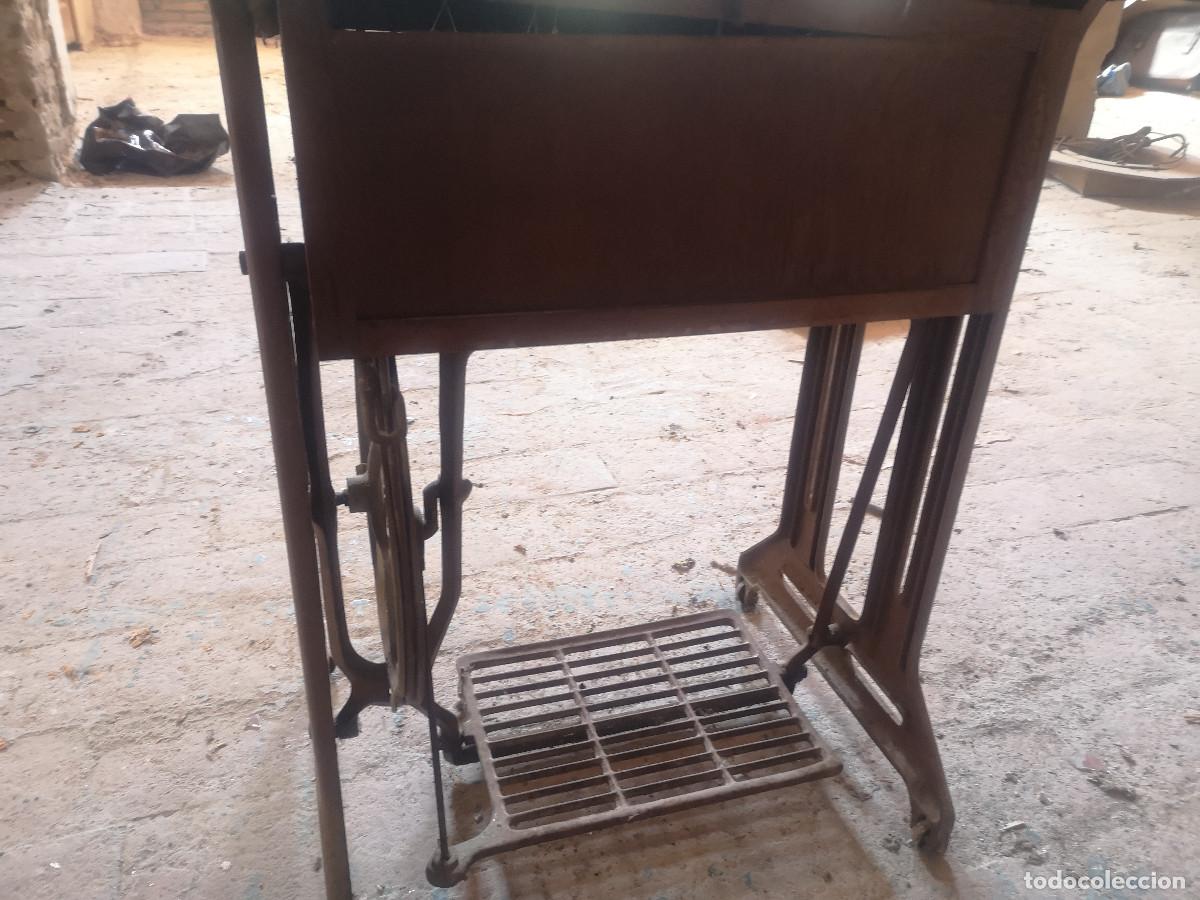 Antig&uuml;edades: MAQUINA DE COSER SINGER, CON MUEBLE Y PIE - Foto 11