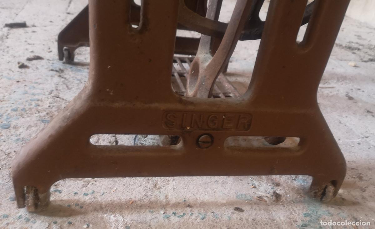 Antig&uuml;edades: MAQUINA DE COSER SINGER, CON MUEBLE Y PIE - Foto 13