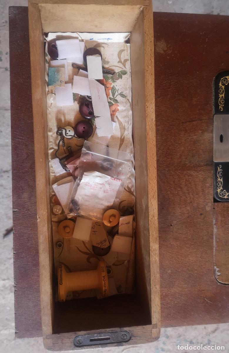 Antig&uuml;edades: MAQUINA DE COSER SINGER, CON MUEBLE Y PIE - Foto 16