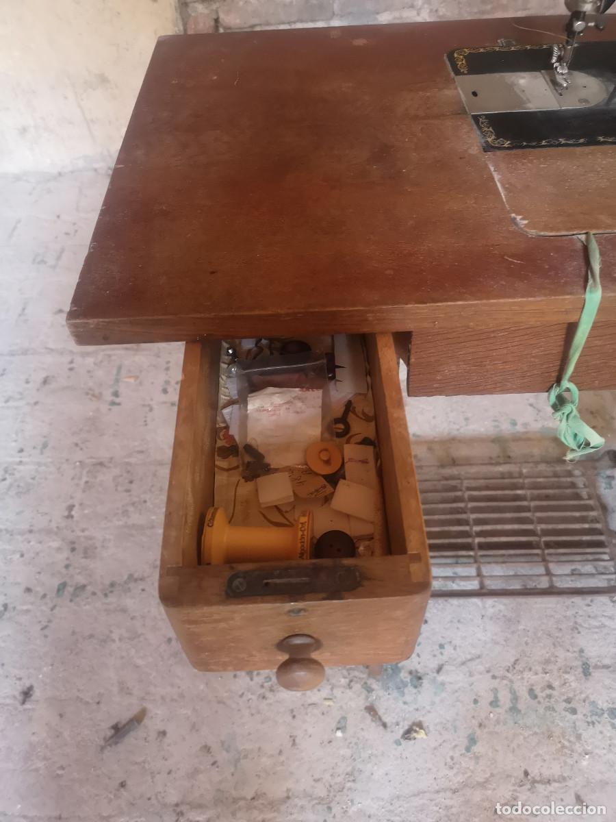 Antig&uuml;edades: MAQUINA DE COSER SINGER, CON MUEBLE Y PIE - Foto 17