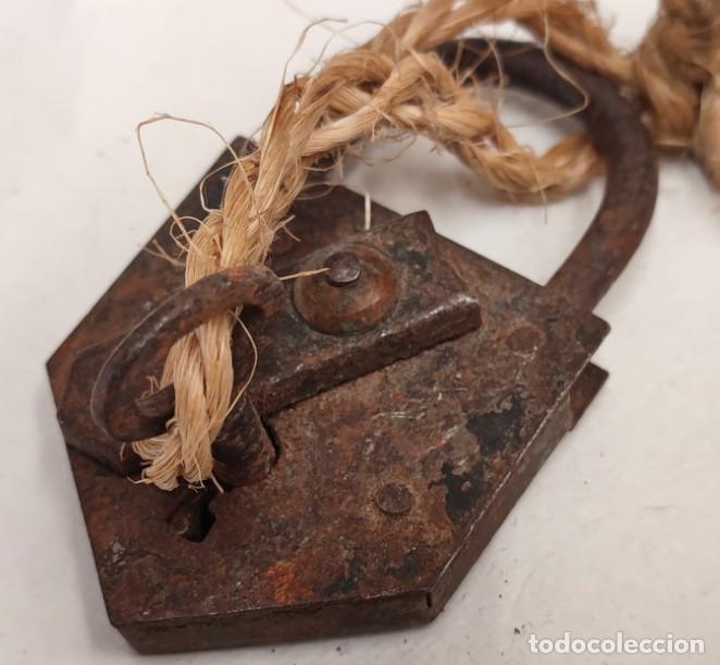Antig&uuml;edades: CANDADO ANTIGUO CON LLAVE - Foto 1