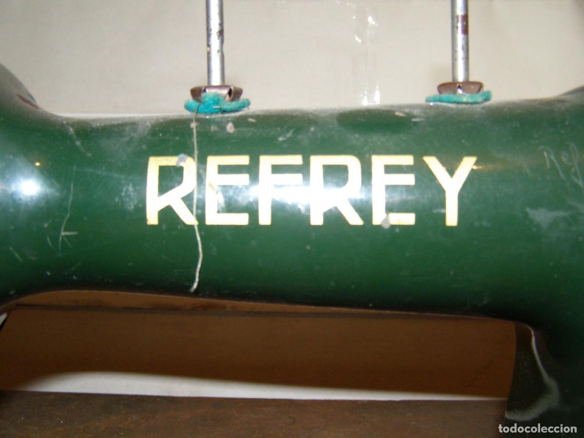 Antig&uuml;edades: Máquina de coser marca REFREY - Foto 2