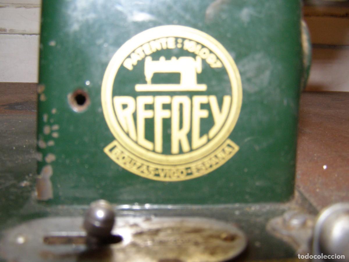 Antig&uuml;edades: Máquina de coser marca REFREY - Foto 4