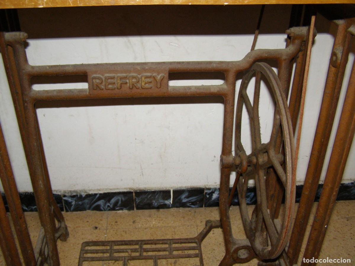 Antig&uuml;edades: Máquina de coser marca REFREY - Foto 6