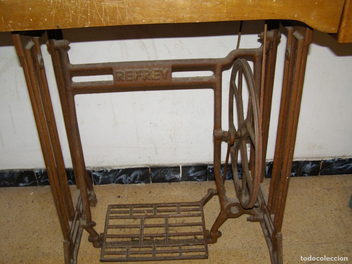 Antig&uuml;edades: Máquina de coser marca REFREY - Foto 7