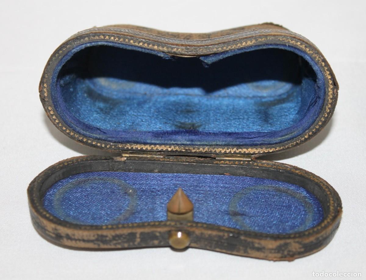Antig&uuml;edades: Binoculares antiguos en su funda original - Foto 3