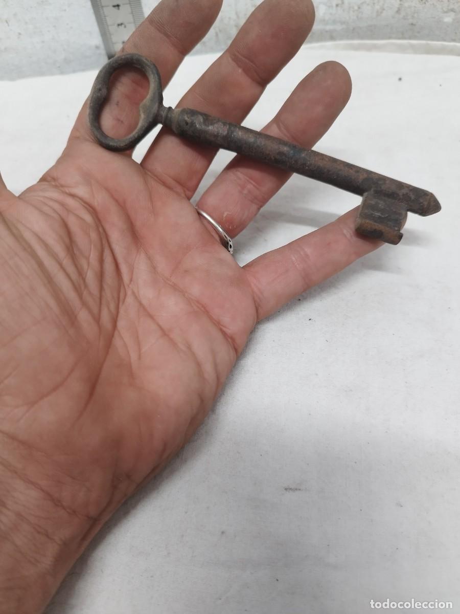 Antig&uuml;edades: Antigua llave de forja. - Foto 1