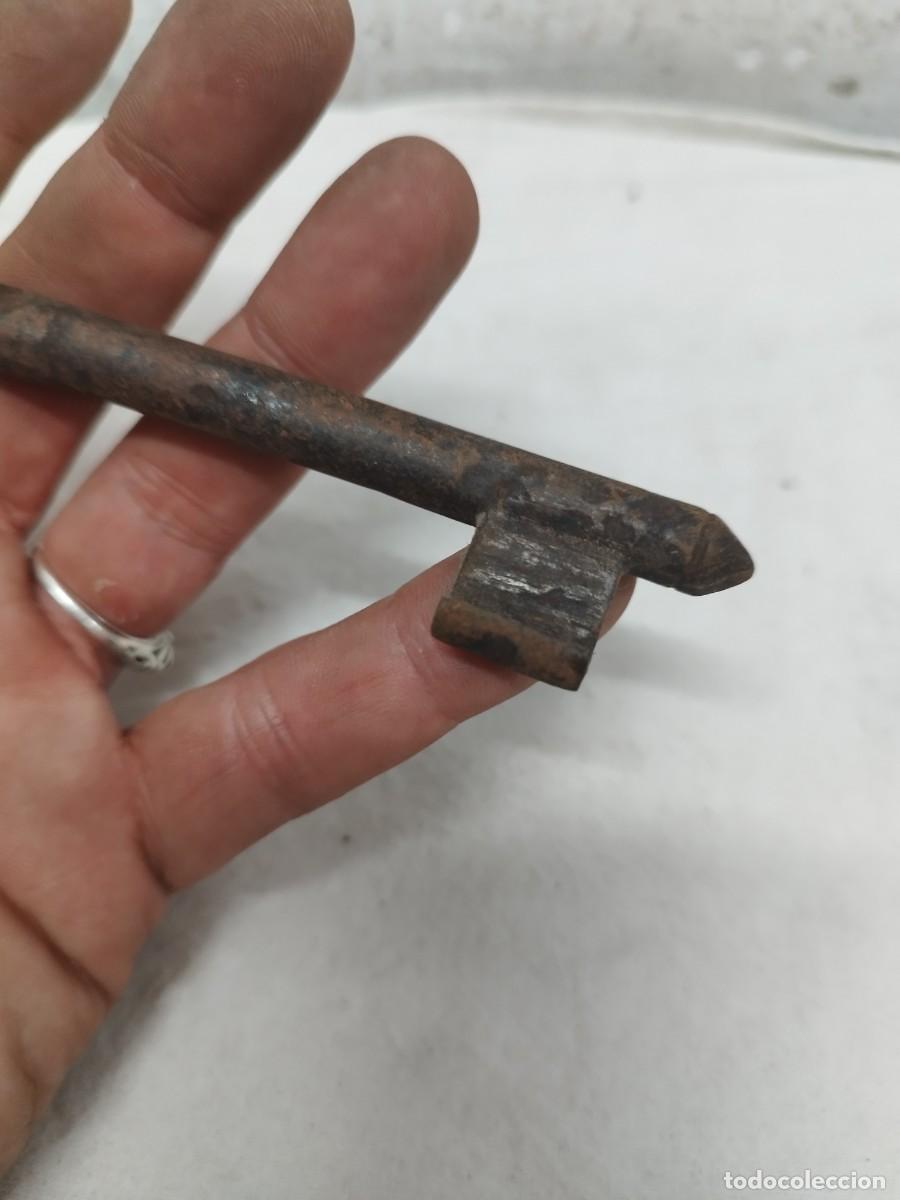 Antig&uuml;edades: Antigua llave de forja. - Foto 2