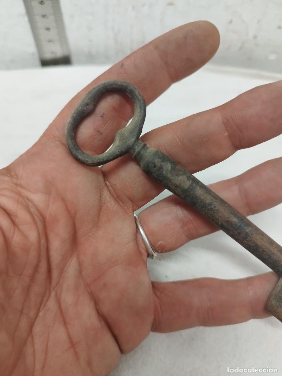 Antig&uuml;edades: Antigua llave de forja. - Foto 3
