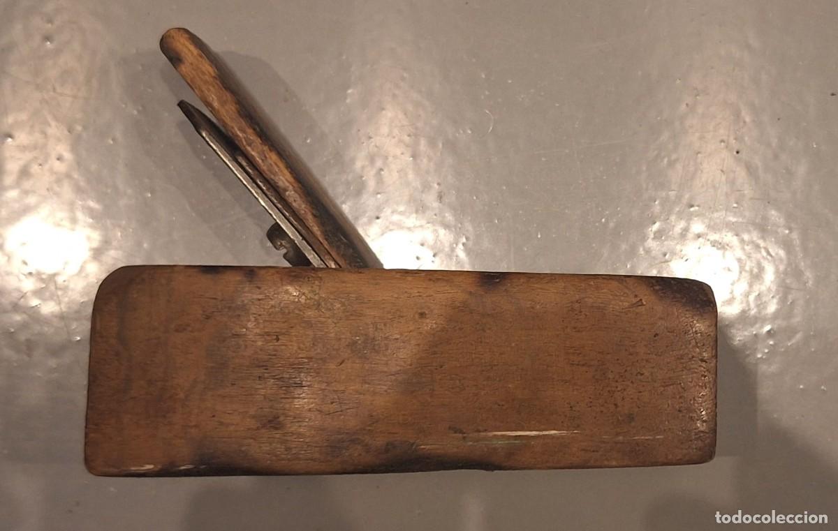 Antig&uuml;edades: CEPILLO DE CARPINTERO ANTIGUO EN MADERA Y CUCHILLA DE HIERRO - Foto 2
