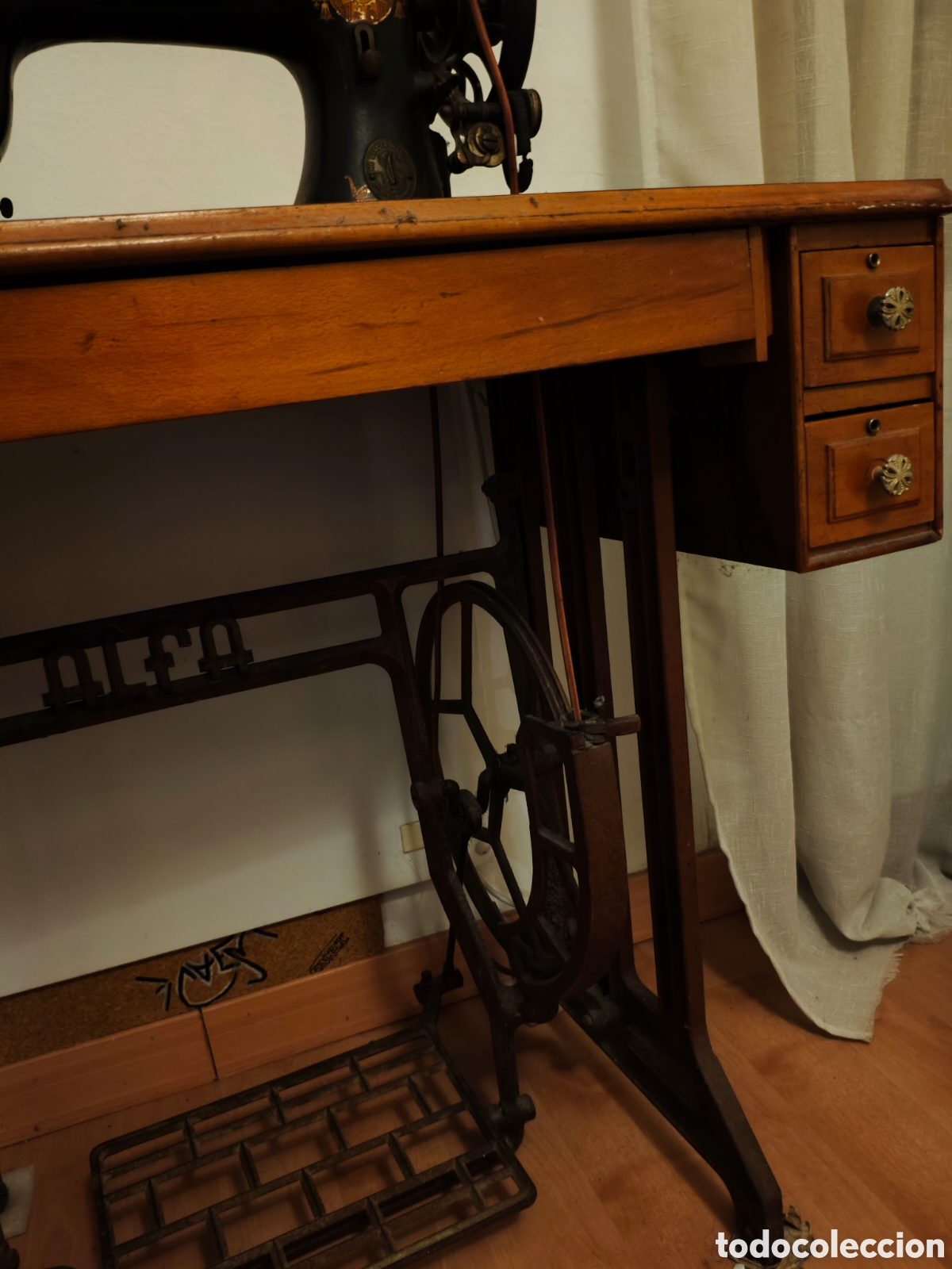 Antig&uuml;edades: M&aacute;quina coser Singer con mueble - Foto 6