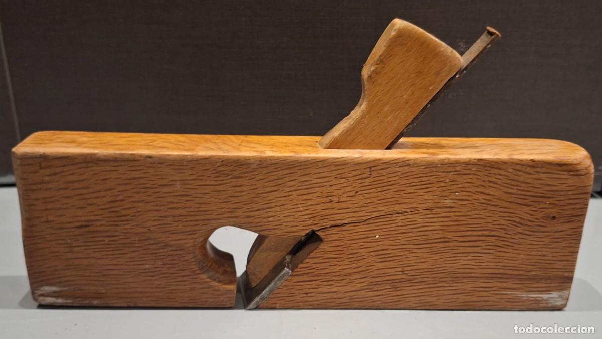 Antig&uuml;edades: CEPILLO DE CARPINTERO ANTIGUO EN MADERA CON CUCHILLA DE HIERRO - Foto 1