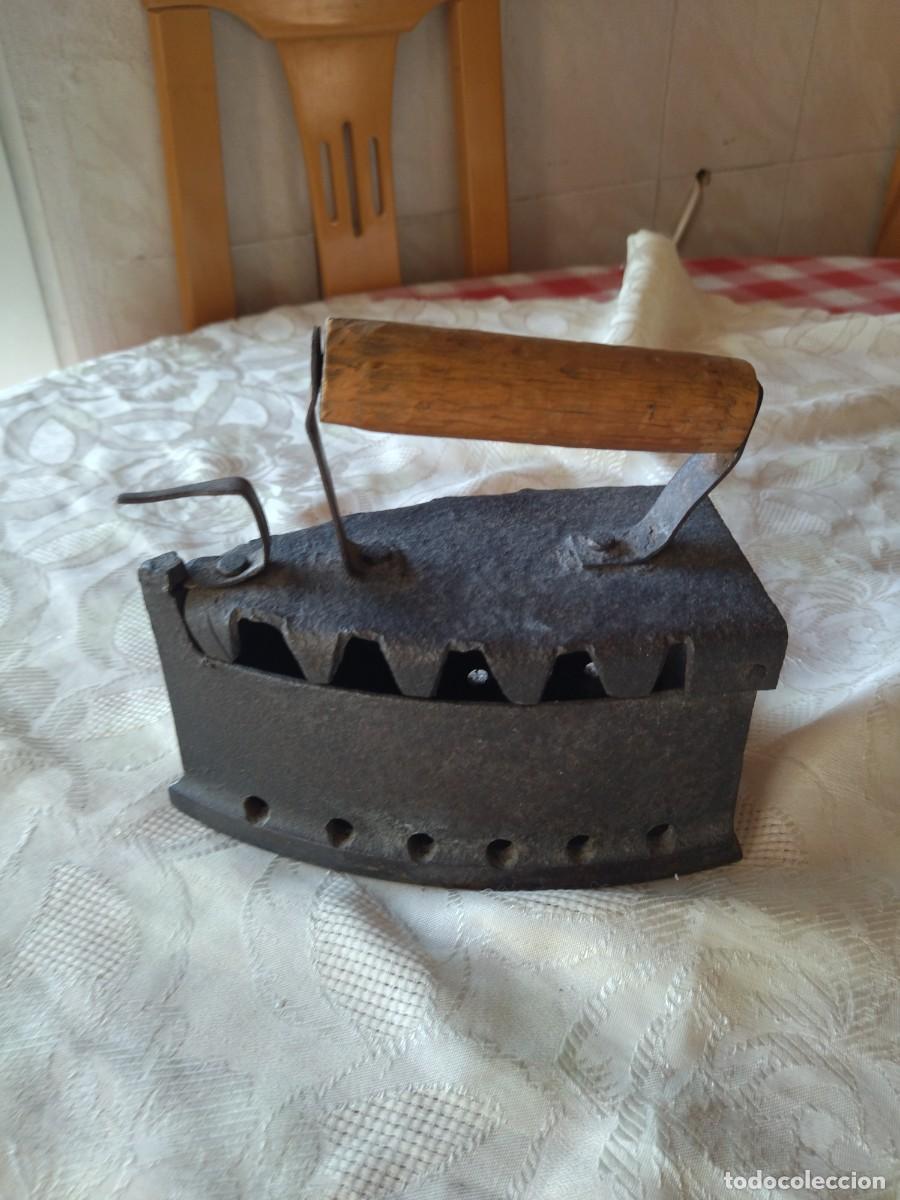 Antig&uuml;edades: Antigua plancha de hierro, de carb&oacute;n. - Foto 1