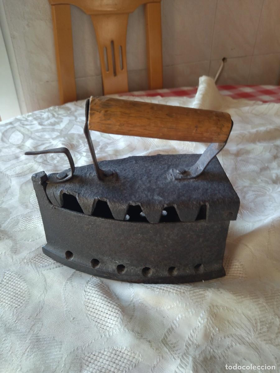 Antig&uuml;edades: Antigua plancha de hierro, de carb&oacute;n. - Foto 2