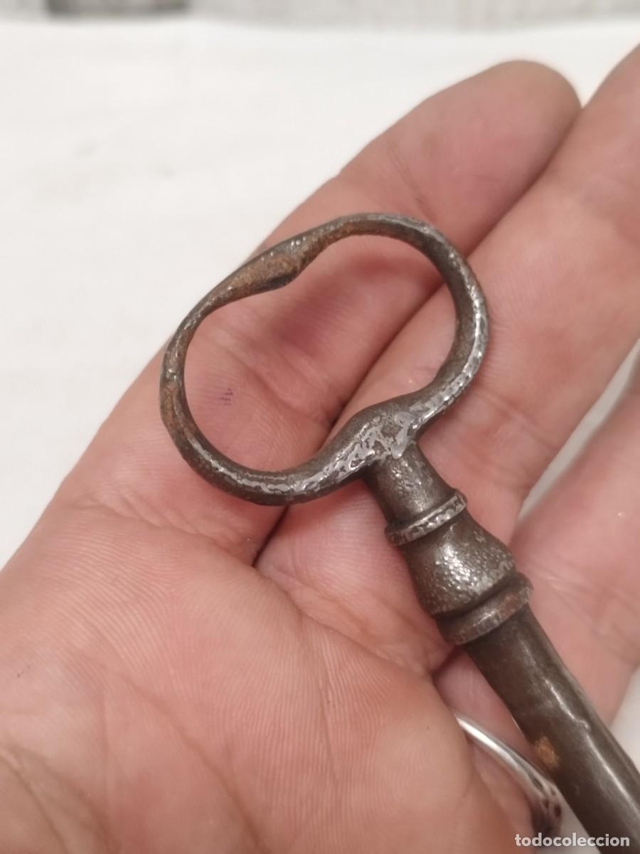 Antig&uuml;edades: Antigua llave de forja, de puerta de calle. - Foto 7